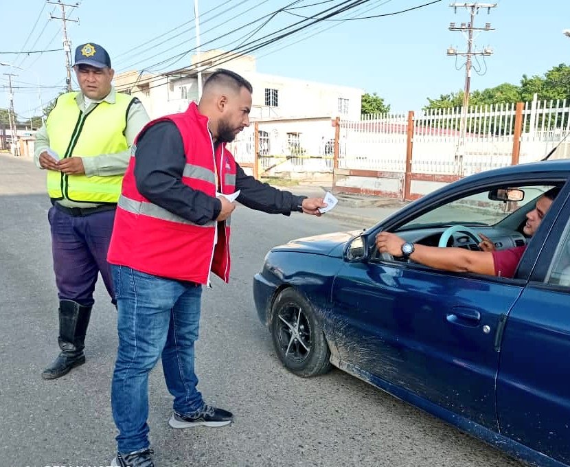 SegVialCabimas1's tweet photo. #06Sep| Oficina Regional INTT @PNBvzla #POLICABIMAS, desplegados en las Paradas del Municipio, supervisando rutas,  haciendo cumplir las Normas de Seguridad y verificando documentación reglamentaria al día, garantizando la seguridad de los usuarios.

#EmprendeEnVenezuela https://t.co/Mwyeyv1jV5
