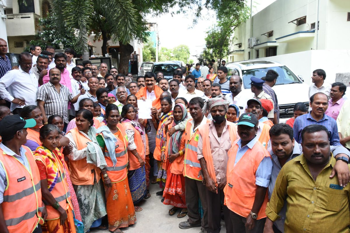 మౌలాలి డివిజన్ పరిధిలో గ్రిన్ హిల్స్ కాలనిలో రూ.5 లక్షలతో అండర్ గ్రౌండ్ డ్రైనేజీ పనులను ప్రారంభించడం జరిగింది.   

తమను పర్మనెంట్ చేయాలని GHMC అవుట్ సోర్సింగ్ వారు ఎమ్మెల్యే మైనం పల్లి హన్మంత రావు గారిని గ్రీన్ హిల్స్ కాలని లో కలిసి వినతి పత్రం ఇవ్వడం జరిగింది.