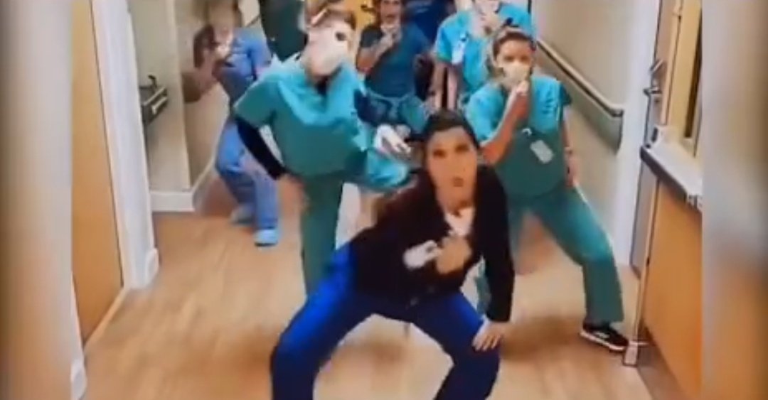 DaniWolv's tweet photo. Recopilatorio con capturas de pantalla de sanitarios haciendo el canelo en su puesto,en horario de trabajo, en el contexto de una pandemia mortal mientras la población permanecía confinada ilegalmente y aplaudiendo a las 20:00, reflejo de una sociedad infantil.
#Charos y #Chonis https://t.co/GY0fEcaOcK