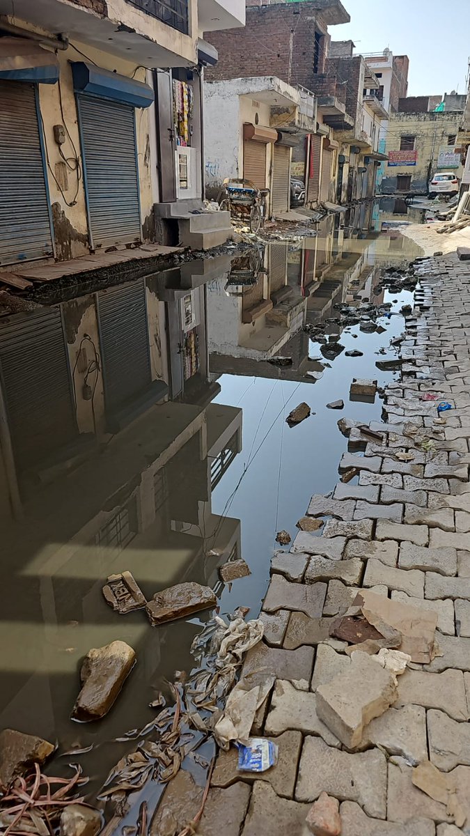 tellmehowblog's tweet photo. माननीय मंत्री जी ये हाल Verma Complex 7, Gali number 4, SGM Nagar, Faridabad की है। कृप्या करके इस समस्या का जल्दी से जल्दी समाधान करे। इस गंदगी से बीमारी का खतरा बना रहता है।
@MCF_Faridabad @NeerajSharmaINC @rajeshnagarfbd @PMOIndia @SeemaTrikha_BJP @seematrikhabjp https://t.co/7p1Ky5XUFZ