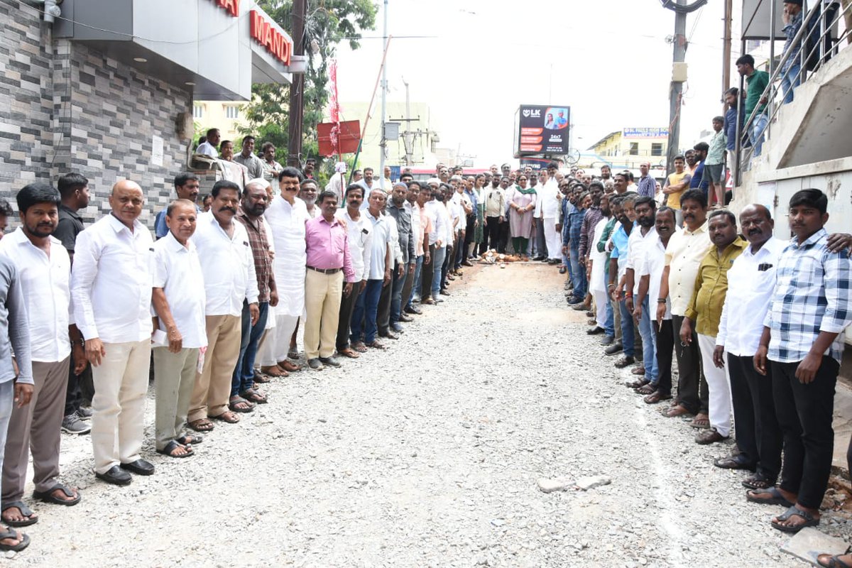 ఈస్ట్ ఆనంద్ భాగ్ డివిజన్ పరిధిలోని ఆదర్శ్ నగర్ లో రూ.67 లక్షల తో డ్రైన్ రీ మాడలింగ్ పనులను ప్రారంభించడం జరిగింది.