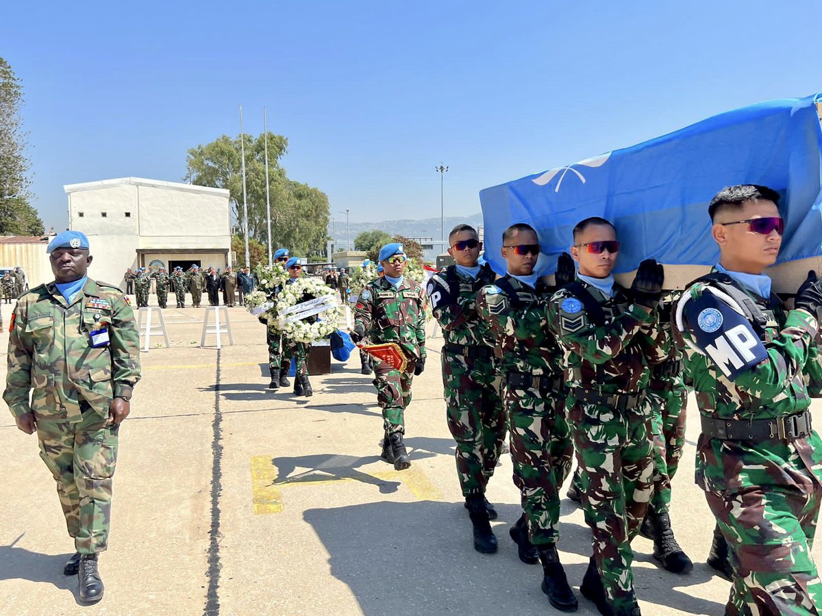 In a somber ceremony held in Beirut today, UNIFIL Head @aroldo_lazaro and the @LebarmyOfficial paid tribute to Gunnery Sergeant Dudi Iskandar from Indonesia, who lost his life during a training exercise on August 30th while #ServingForPeace in south Lebanon. (1/2)