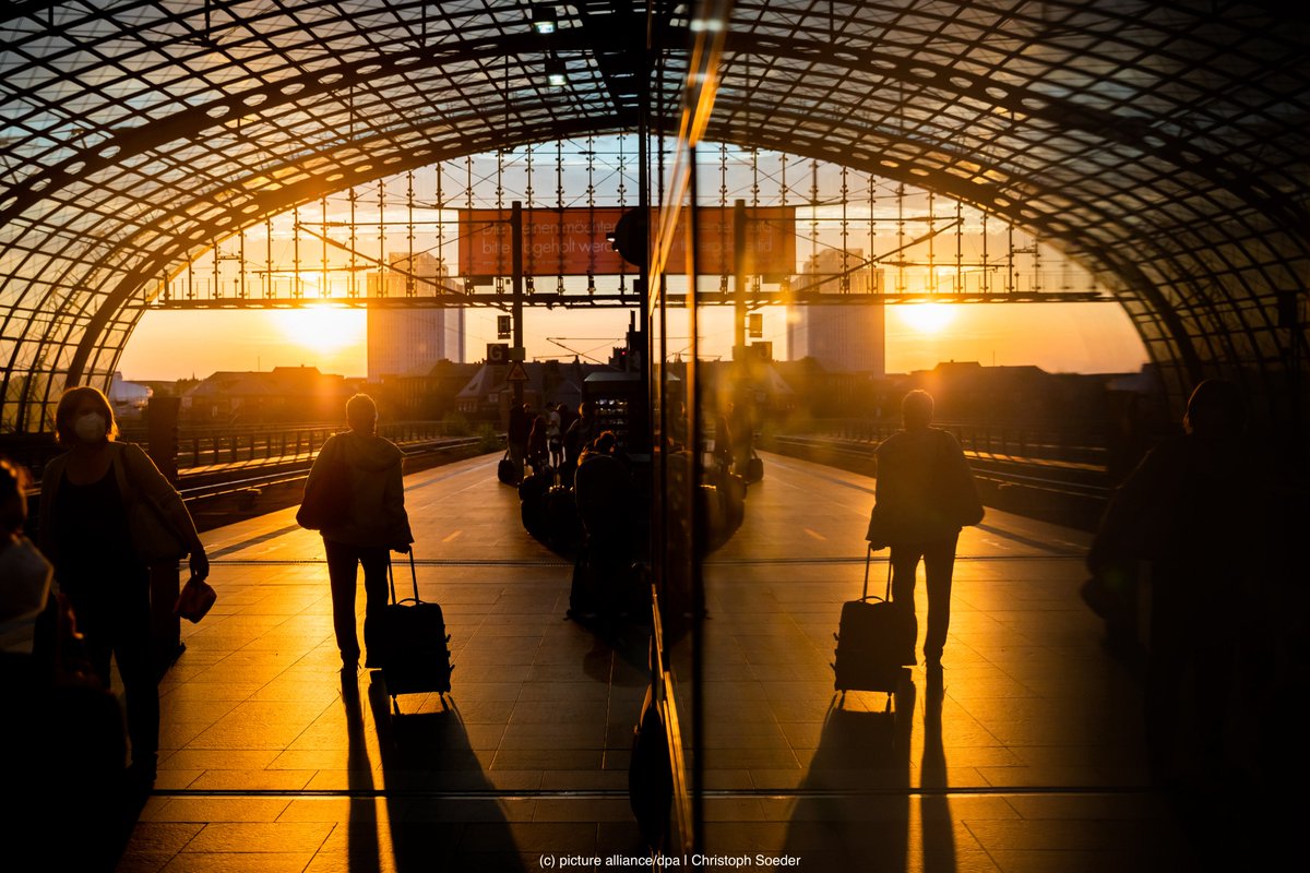 🇫🇷🚄🇩🇪 Il est de retour! 🥳

Le #train de nuit va de nouveau relier Paris &amp; Berlin.

3 liaisons/semaine seront proposées dans chaque sens fin 2023, a annoncé <a href="/unsereOEBB/">ÖBB</a>. La fréquence sera ensuite quotidienne.

En 2024, des TGV assureront la liaison de jour entre les 2 capitales.