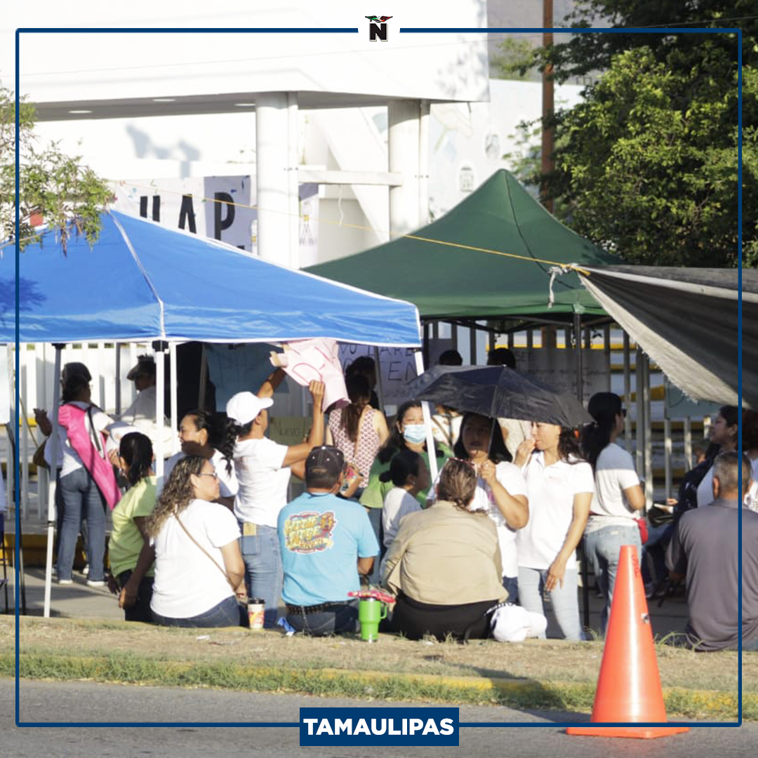 elmananarey's tweet photo. #SNTE30 | #SET #EDUCACIÓN
Maestros cumplen más de 24 horas de plantón en las oficinas centrales de la SET como reclamo de falta de pagos y entregas de plazas a más de 19 mil profesores.
Decenas de escuelas se fueron a paro de labores para respaldar la manifestación. https://t.co/LOxVtZv44K