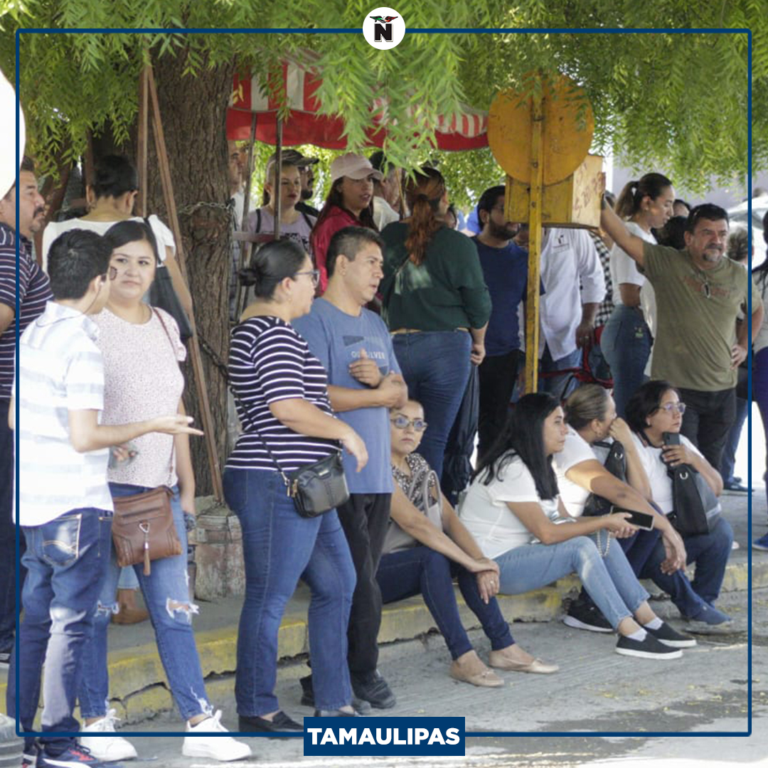 elmananarey's tweet photo. #SNTE30 | #SET #EDUCACIÓN
Maestros cumplen más de 24 horas de plantón en las oficinas centrales de la SET como reclamo de falta de pagos y entregas de plazas a más de 19 mil profesores.
Decenas de escuelas se fueron a paro de labores para respaldar la manifestación. https://t.co/LOxVtZv44K