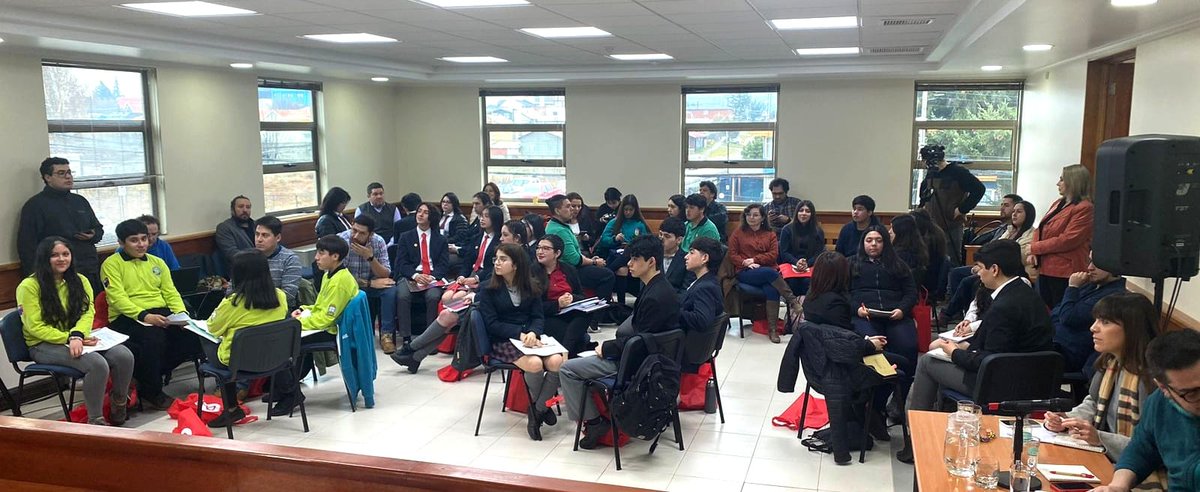 PJudicialChile's tweet photo. AHORA: En la Corte de Coyhaique ministro Luis Aedo Mora, da la bienvenida a estudiantes de la región que participan en la final regional del Torneo de Debates Delibera, organizado por la @UdeAysen https://t.co/bPdUkDjkeh