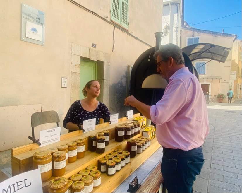 phlottiaux's tweet photo. Ce matin j’étais à votre rencontre sur les marchés de Gonfaron et de Besse-sur-Issole. C’est toujours un immense plaisir d’échanger avec vous et d’arpenter cette belle circonscription. Merci pour votre accueil chaleureux et pour ces moments de partage. https://t.co/cpIN28xZBI