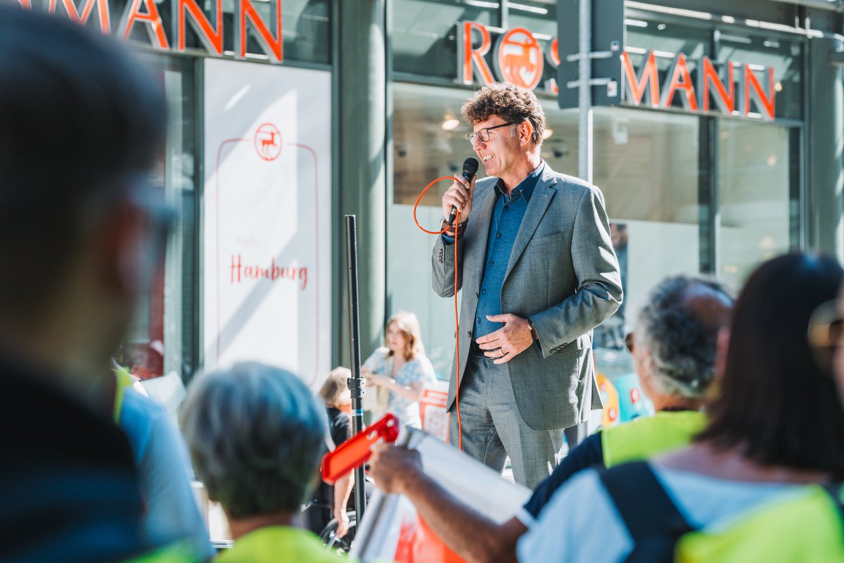 Lautes Getöse heute vor unserer Geschäftsstelle in #Hamburg: Verdi war wieder da und demonstrierte. Seit Monaten wird mit harten Bandagen um den Tarifabschluss im Groß- und Außenhandel gerungen – unsere Hand bleibt immer ausgestreckt. Am Verhandlungstisch und auf der Straße 🤝