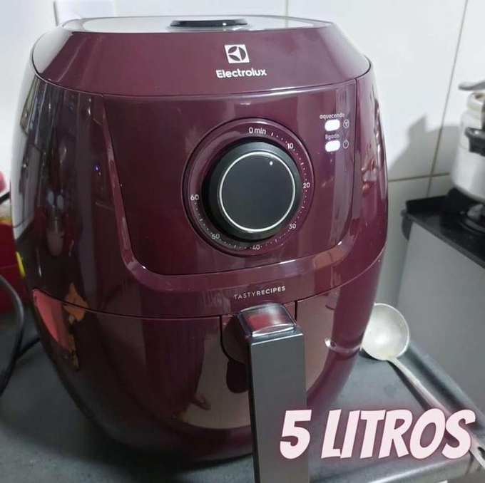 Fritadeira Elétrica sem oleo Electrolux Airfryer 5L 8 receitas pré-sugeridas desligamento automatico cesto removivel 1700W EAF51 vermelho escuro 127v por Rita Lobo