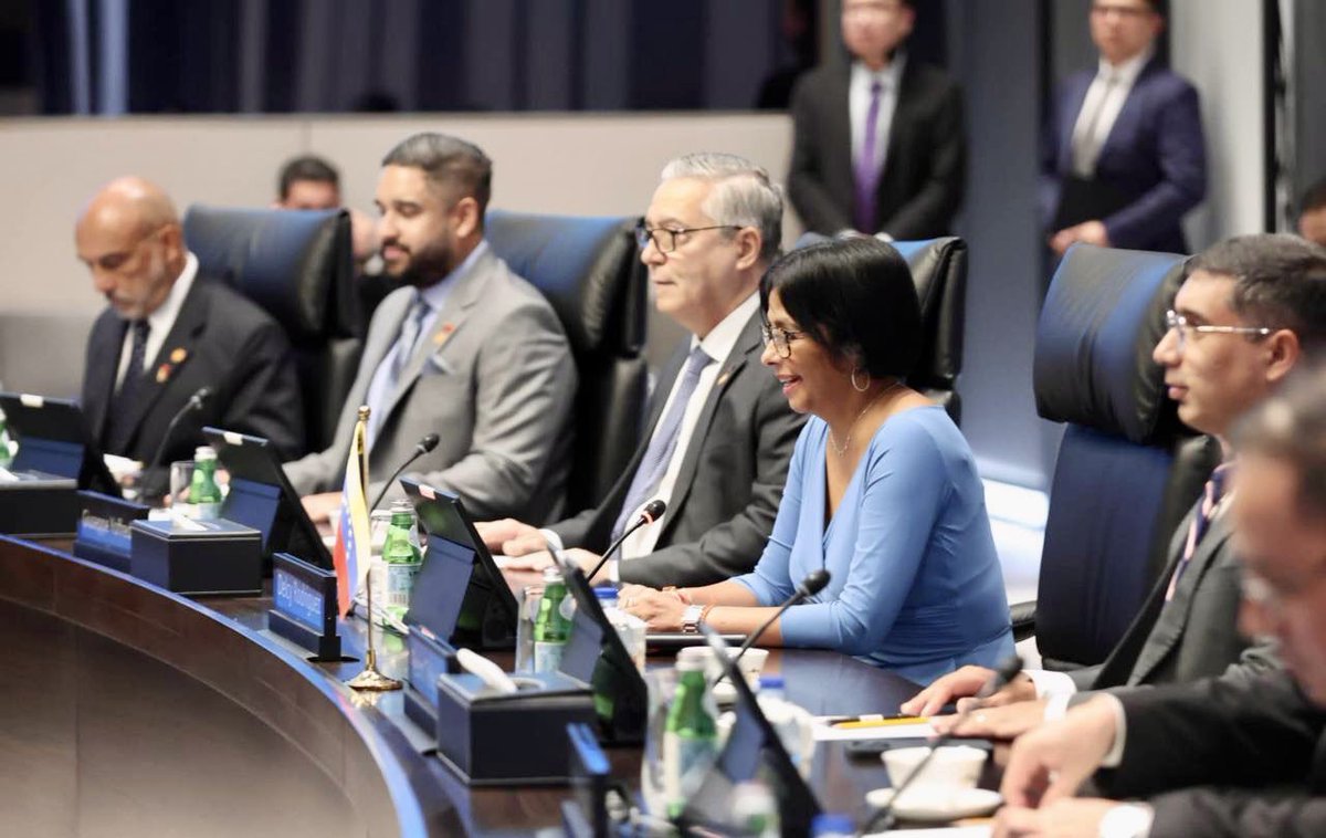 Nos sumamos a la agenda de trabajo de la vicepresidenta ejecutiva <a href="/delcyrodriguezv/">Delcy Rodríguez</a> en el gigante asiático, China. En Shanghai visitamos la sede del banco de los BRICS y sostuvimos una importante reunión con su presidenta <a href="/dilmabr/">Dilma Rousseff</a>, para conocer los mecanismos financiamiento, la