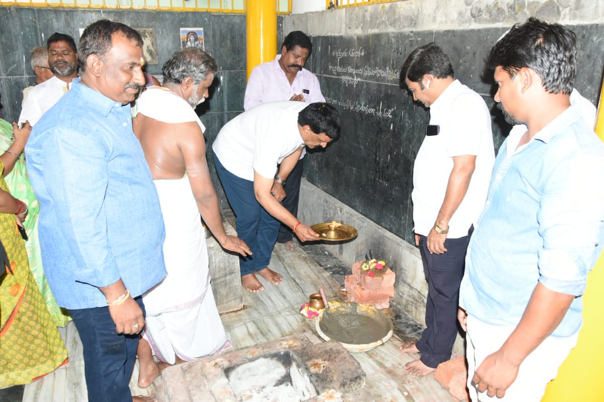 మల్కాజ్గిరి డివిజన్ పరిధిలోని శివపురి కాలని శివాలయంలో వెంకటేశ్వర స్వామి కళ్యాణం సందర్భంగా ప్రత్యేక పూజలు చేయడం జరిగింది. అనంతరం గుడి మెట్ల మార్గం నిర్మాణానికి భూమి పూజ చేయడం జరిగింది.