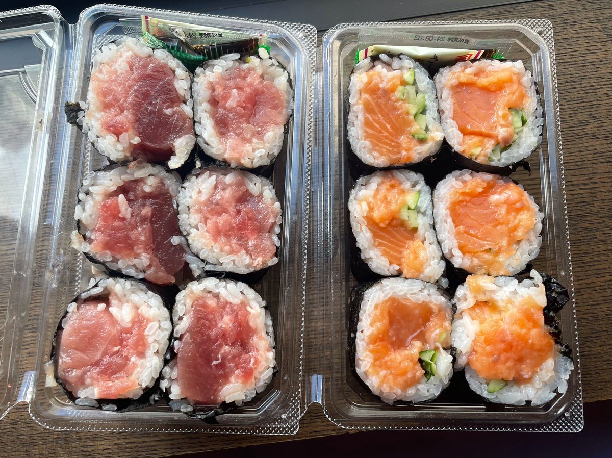 annkonosub's tweet photo. 築地で食べた丸豊さんのマグロ巻きとサーモン巻きが忘れられない🤤 https://t.co/UPCq72J1pr