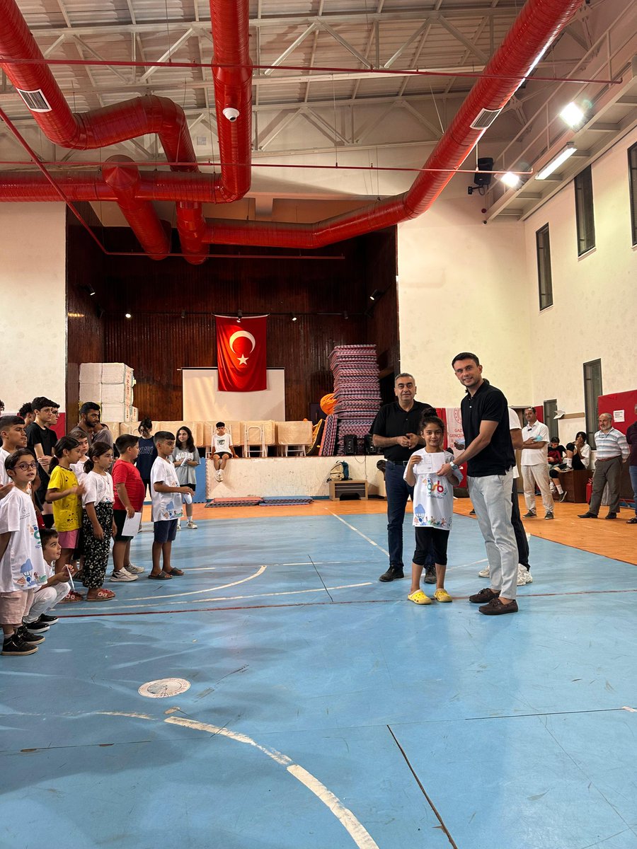 AlaskozEray's tweet photo. Yaz Spor Okulları Kapanış Etkinliğinde  Katılım Sağlayan Öğrencilerimize Sporcu Kartlarını takdim ettik. Sporcularımıza ve bize desteklerini esirgemeyen İl Müdürümüz sn @muhittinozby 'a teşekkür ediyoruz.
@OA_BAK @muhittinozby @demirlevent1 @mer73093911 @GSB_Gaziantep @emincannn https://t.co/PEmWdz3PS9