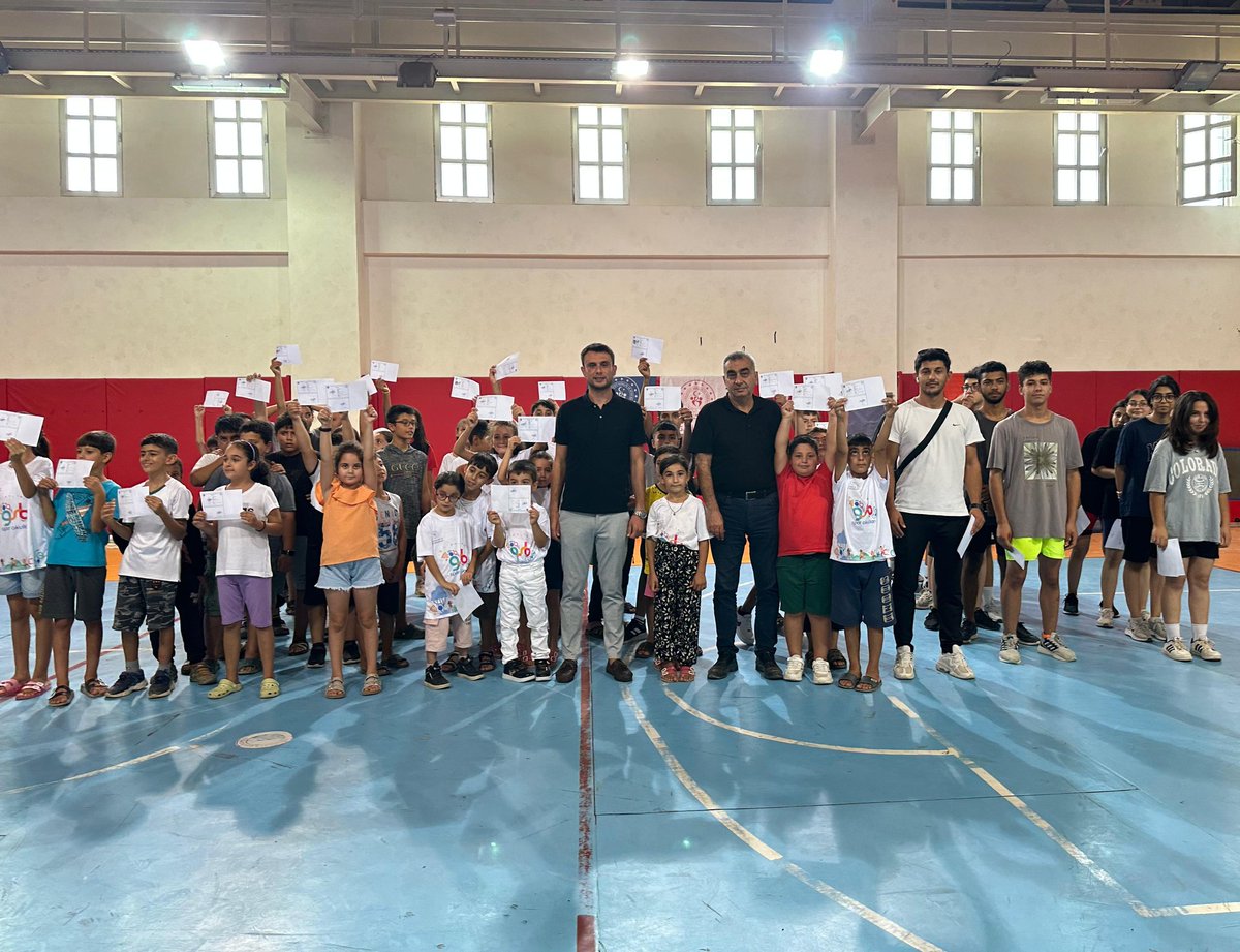 AlaskozEray's tweet photo. Yaz Spor Okulları Kapanış Etkinliğinde  Katılım Sağlayan Öğrencilerimize Sporcu Kartlarını takdim ettik. Sporcularımıza ve bize desteklerini esirgemeyen İl Müdürümüz sn @muhittinozby 'a teşekkür ediyoruz.
@OA_BAK @muhittinozby @demirlevent1 @mer73093911 @GSB_Gaziantep @emincannn https://t.co/PEmWdz3PS9