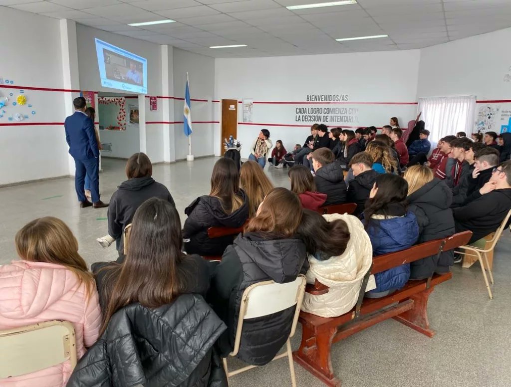 JResponsableBA's tweet image. Profesionales del Centro de La Plata, llevaron a cabo capacitación sobre #JuegoResponsable para alumnos del colegio @EdelpOficial.

Seguimos gestionando políticas públicas para la promoción del #JuegoResponsable en instituciones deportivas, educativas y sociales bonaerenses.