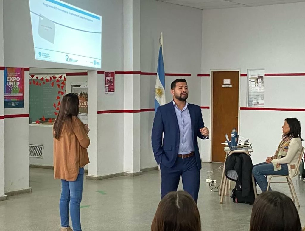 JResponsableBA's tweet image. Profesionales del Centro de La Plata, llevaron a cabo capacitación sobre #JuegoResponsable para alumnos del colegio @EdelpOficial.

Seguimos gestionando políticas públicas para la promoción del #JuegoResponsable en instituciones deportivas, educativas y sociales bonaerenses.
