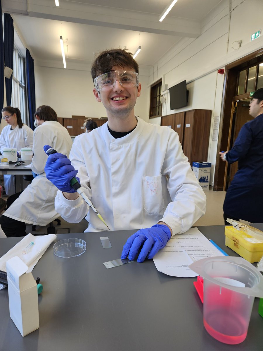 Day 3: In our lab practical today we made blood smears! 🩸 

All smiles at the Edinburgh Immunology EDI Summer School! 🌞

<a href="/SBSatEd/">Biological Sciences | University of Edinburgh</a> <a href="/EdinUni_IIIR/">Institute of Immunology & Infection</a> <a href="/britsocimm/">British Society for Immunology</a>