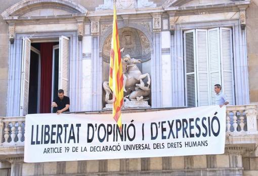 Foto 1 : Esmeralda Pastor Estrada,
directora general de Justicia del Gobierno de Aragón,posando con una bandera franquista 
LIBERTAD DE EXPRESIÓN

Foto 2: MHP Quim Torra,pancarta hablando d libertad 
15 meses d inhabilitación y multa de 24mil €

Que raritos son los catalanes oye