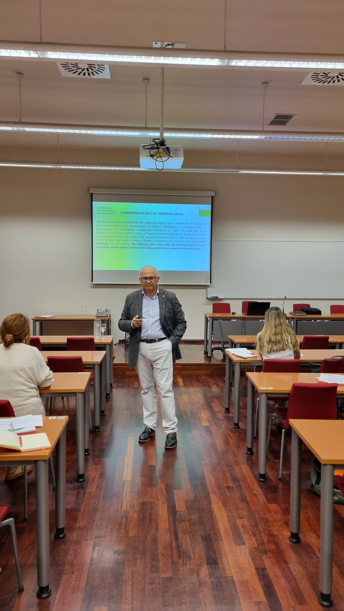 🟥📈 El doctor y director del curso, Manuel Parras (<a href="/ujaen/">Universidad de Jaén</a>), subrayaba en la primera ponencia la importancia del storytelling para la construcción y posicionamiento de nuestra marca en el mercado: una historia que debe contarse de forma proactiva.