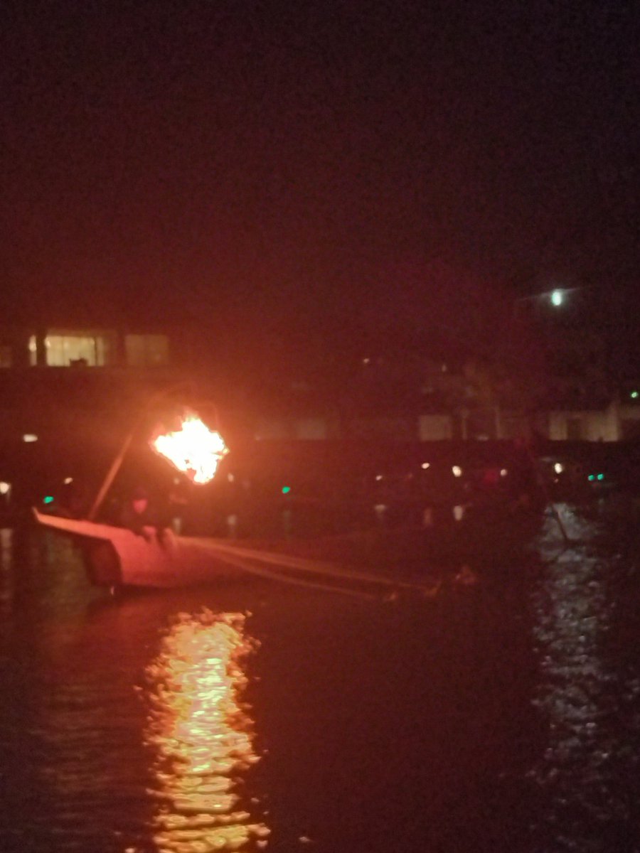 Isecity's tweet photo. 今日は岐阜市　日本夜景遺産　ぎふ長良川の鵜飼　に行ってきました。花火で鵜飼が始まりました。６隻の鵜舟の近くには金華山。金華山の頂上には岐阜城がそびえ立っていました。 https://t.co/hz7aFZPJBi