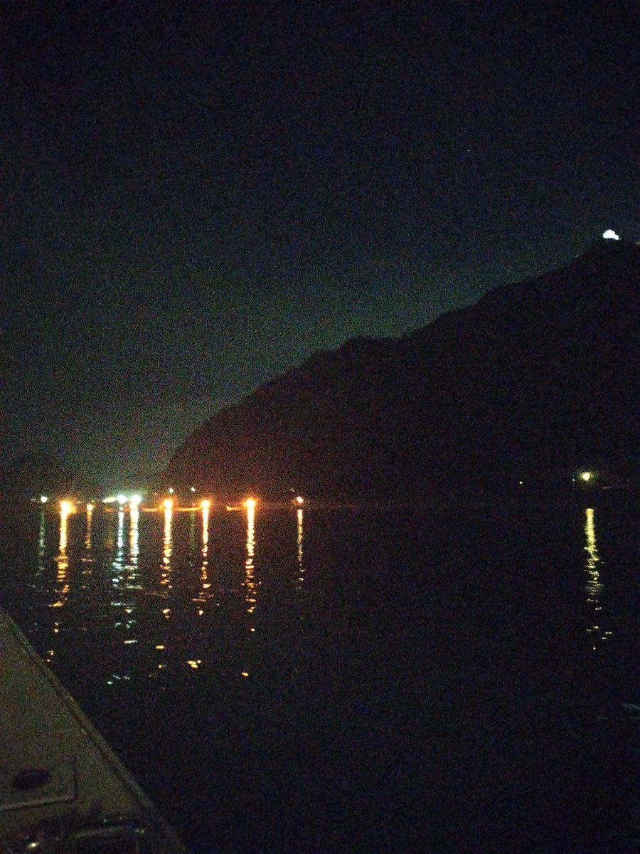 Isecity's tweet photo. 今日は岐阜市　日本夜景遺産　ぎふ長良川の鵜飼　に行ってきました。花火で鵜飼が始まりました。６隻の鵜舟の近くには金華山。金華山の頂上には岐阜城がそびえ立っていました。 https://t.co/hz7aFZPJBi