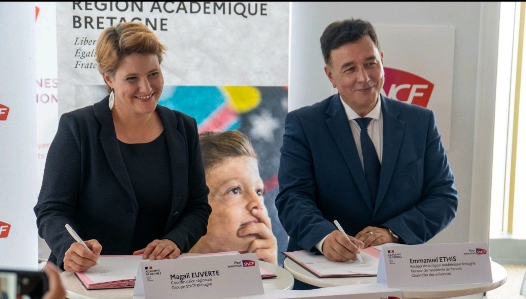 Un temps fort auj dans l'écrin du #FEB2023 Signature de la convention régionale @GroupeSNCF @acrennes Des actions concrètes dans nos essentiels de production & de service pour tte la jeunesse en @regionbretagne Merci de cette confiance partagée ! #RSE #Formation #Prévention