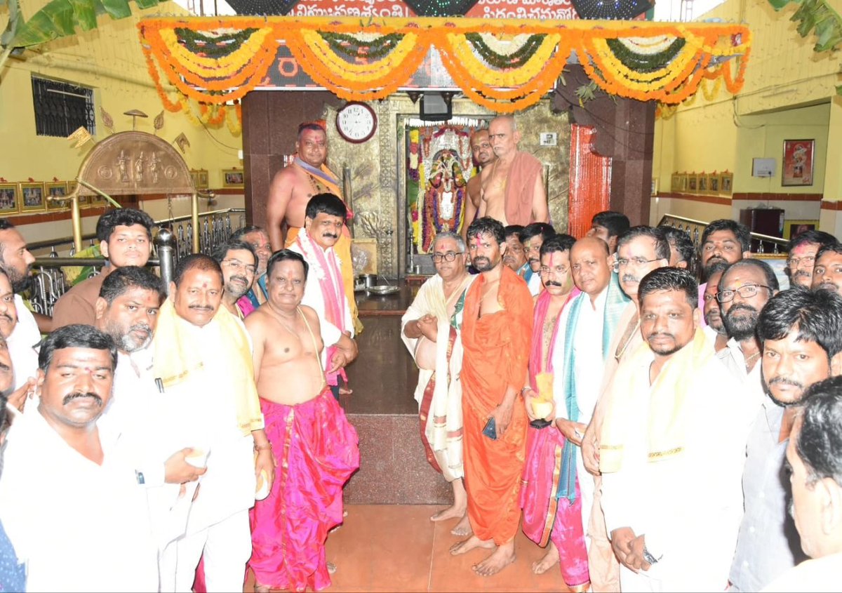 ఈస్ట్ ఆనంద్ భాగ్ డివిజన్ పరిధిలోని వెంకటేశ్వర నగర్ రాఘవేంద్ర స్వామి దేవాలయం లో ప్రత్యేక పూజలు చేయడం జరిగింది.