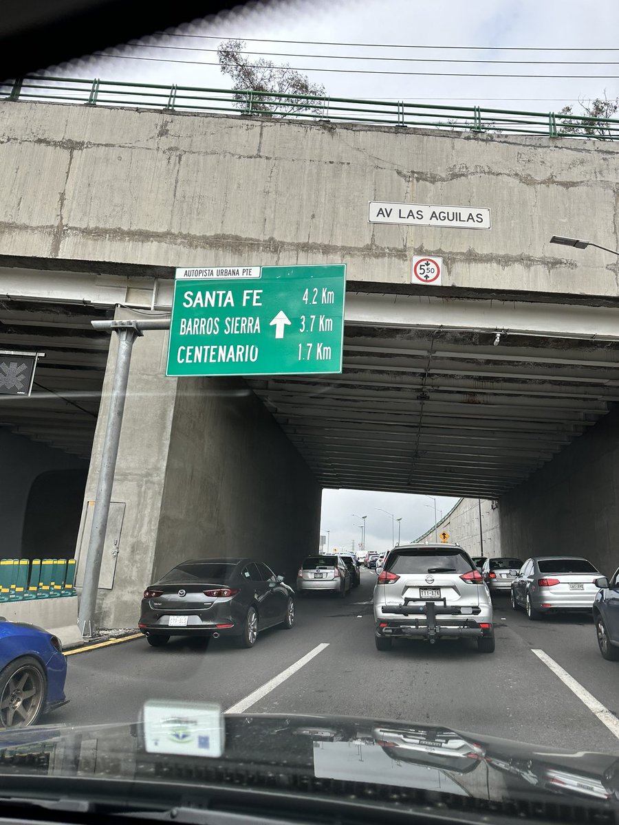 Ayalagarras's tweet photo. Cuesta caro estar parado en el tráfico… 3.8 kms. 52 Minutos 65 pesito debería ser gratis @CuajimalpaGob erreglen su cagadero. https://t.co/aVVwa6atTi