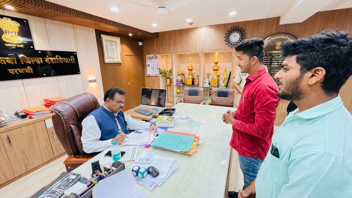 ChetanNemade999's tweet photo. आज अखिल भारतीय विद्यार्थी परिषद तर्फे परभणी येथे जिल्हाधिकारी श्री.रघुनाथ गावडे यांची भेट घेऊन मराठवाडा मुक्तीसंग्राम कृतज्ञता रथ यात्रा विषयी माहिती दिली व मराठवाडा मुक्तीसंग्राम स्तंभ,परभणी या ठिकाणी होणाऱ्या कार्यक्रमाचे निमंत्रण दिले.
@AbvpDeogiri @ABVPVoice @mahaabvp #ABVP https://t.co/vF5lx0e5Ia