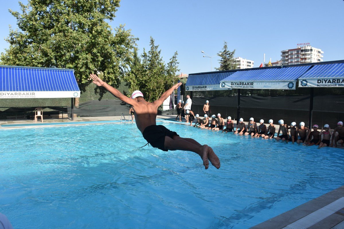 diyarbakirbld's tweet photo. Güvenli koşullarda serinlemenin tadını çıkarıyoruz 😎🧒🏻🏊‍♂️

Anzele Parkı’ndaki süs havuzunda serinleyen çocuklarımızı daha güvenli ve hijyenik bir ortamda yüzmeleri için 👇

📍Seyrantepe Toki Yüzme Havuzumuza götürerek hem profesyonel yüzme eğitimi veriyor hem de keyifli vakit geçirmelerini sağlıyoruz. 🏊 

#BaşımGözümÜstüne #Diyarbakır