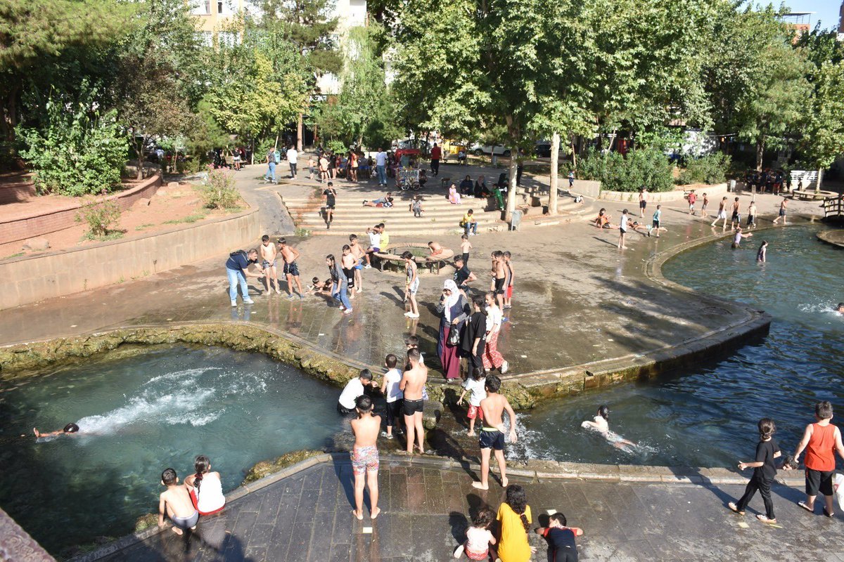 diyarbakirbld's tweet photo. Güvenli koşullarda serinlemenin tadını çıkarıyoruz 😎🧒🏻🏊‍♂️

Anzele Parkı’ndaki süs havuzunda serinleyen çocuklarımızı daha güvenli ve hijyenik bir ortamda yüzmeleri için 👇

📍Seyrantepe Toki Yüzme Havuzumuza götürerek hem profesyonel yüzme eğitimi veriyor hem de keyifli vakit geçirmelerini sağlıyoruz. 🏊 

#BaşımGözümÜstüne #Diyarbakır