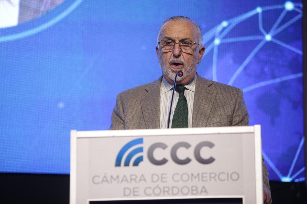 Camcomcba's tweet photo. #SeminarioComercio | La apertura estuvo a cargo de @JoseIViale, presidente de la Cámara de Comercio de Córdoba, y del intendente, @MartinLlaryora. https://t.co/4K4TpU2M9x
