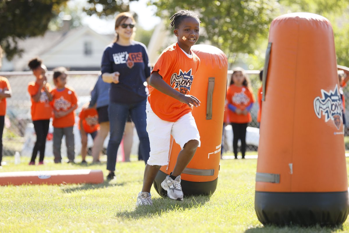 #MiniMonsters brought to you by @AdvocateKids made their way out to Gifford Elementary in Elgin last week and had fun running students through stations with the help of former Bears DB Ray McElroy.