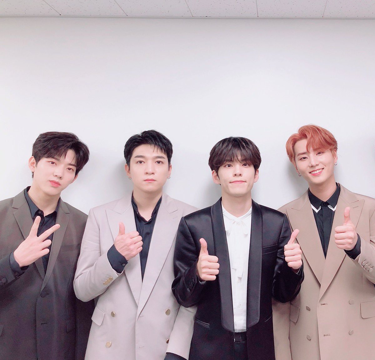 자랑스러운 성진아, 영현아, 원필아, 도운아!!
#데이식스의_8번째_페이지
데이식스 8주년 축하해❤️❤️❤️❤️
#DAY6_8th_Page 
오래오래 함께하자 !!!!!!! 내 삶의 힘이 되어줘서 고마워❤️❤️❤️❤️ 사랑한다 많이많이🍀🐻🦊🐶🐰🍀
앞으로도 늘 행복하길