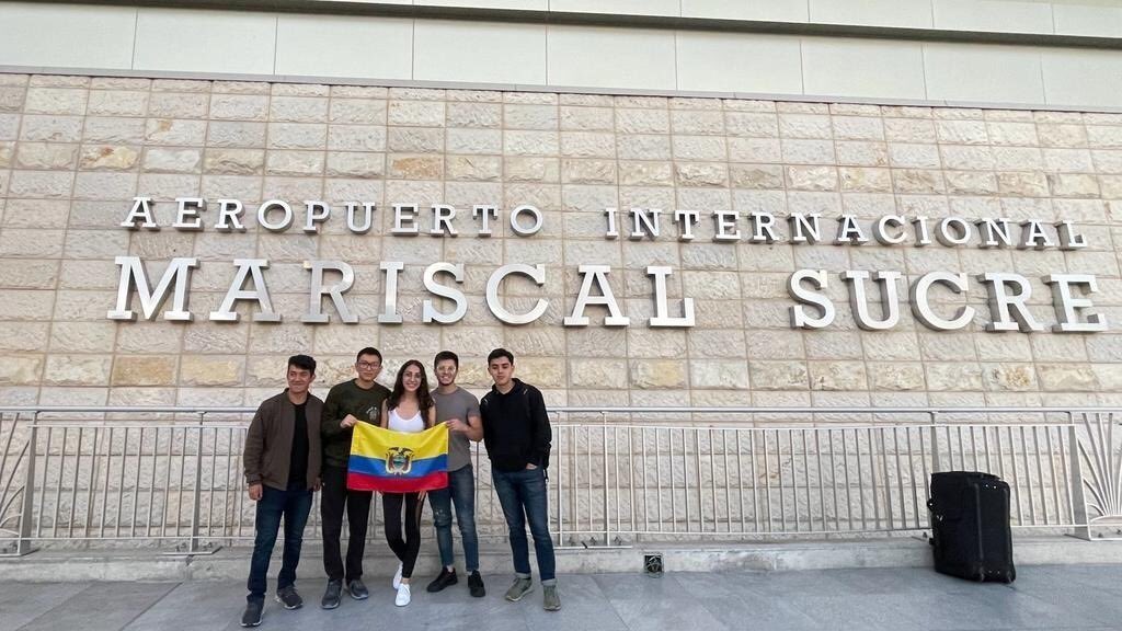 Hoy tenemos varias noticias positivas. Un grupo de 4 estudiantes de la <a href="/EPNEcuador/">EPNEcuador</a> viajó a Brasil y participará en la Olimpiada Iberoamericana de Matemática. Los felicitamos a ellos y a su profesor. Les deseamos el mayor de los éxitos.
Más en  t.ly/ROW-a