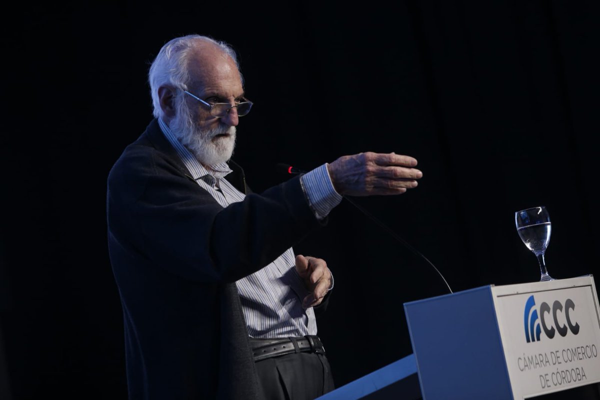 Camcomcba's tweet photo. @JoseIViale @MartinLlaryora #SeminarioComercio | Juan Carlos de Pablo presentó un breve marco sobre la economía internacional, y se adentró en las cuestiones del país. Al respecto, mencionó: ¨Hacer política económica cuando no tenes un Presidente detrás, falla. Hoy en Argentina el presidente no existe¨. https://t.co/NQftPtcoZA