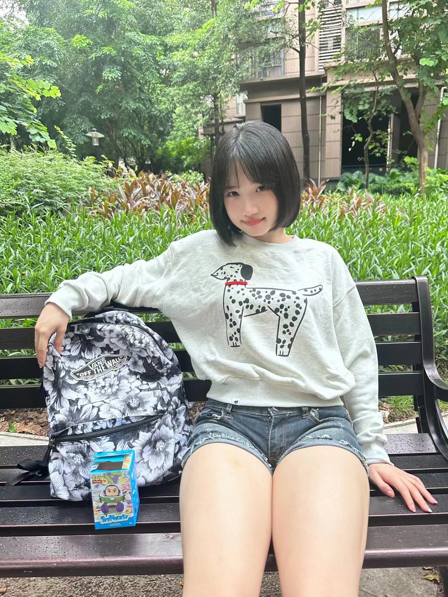 idbkdbdjdj's tweet photo. 大肥腚白袜 https://t.co/DG3D4zHze5