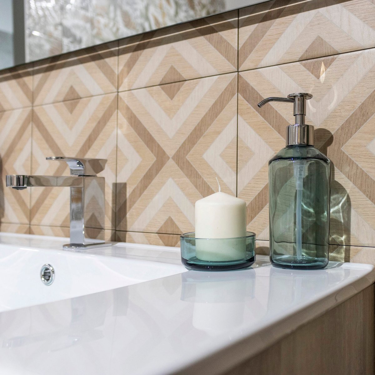 BigmatFontecha's tweet photo. Cerámica o madera… ¡tenemos la composición perfecta! 💯

Descubre la versatilidad de #DecoForest, una serie de pequeño formato de @Ceracasa que imita a la madera, en su tendencia de marquetería 🪵 con 4 deslumbrantes diseños para elegir y combinar. https://t.co/E2J2zYImwA