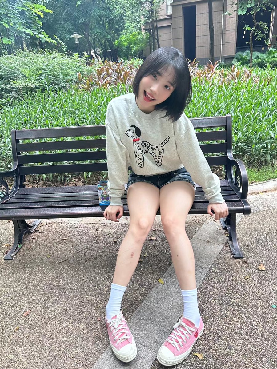 idbkdbdjdj's tweet photo. 大肥腚白袜 https://t.co/DG3D4zHze5