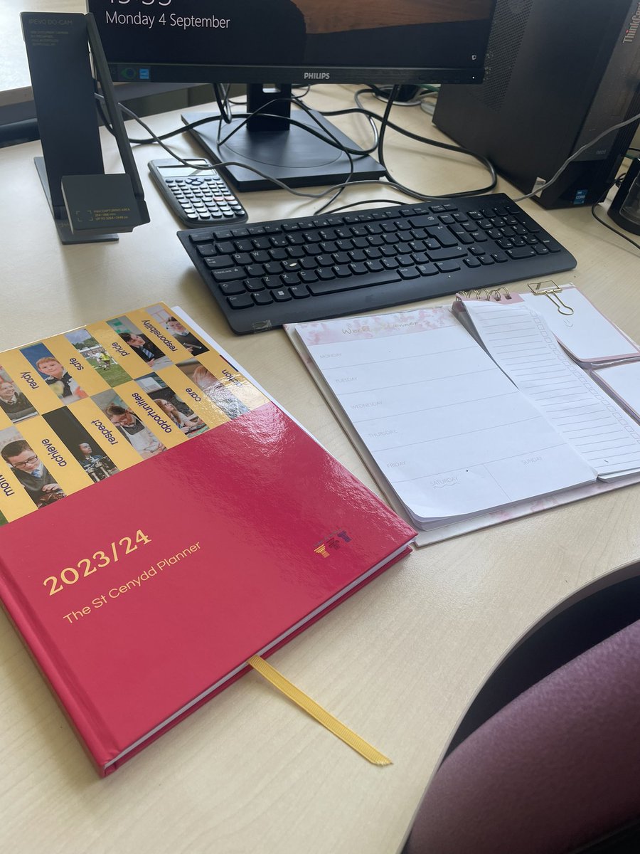 mrstatemaths's tweet image. Instagram v reality the start of the week the middle of the week lol 😂