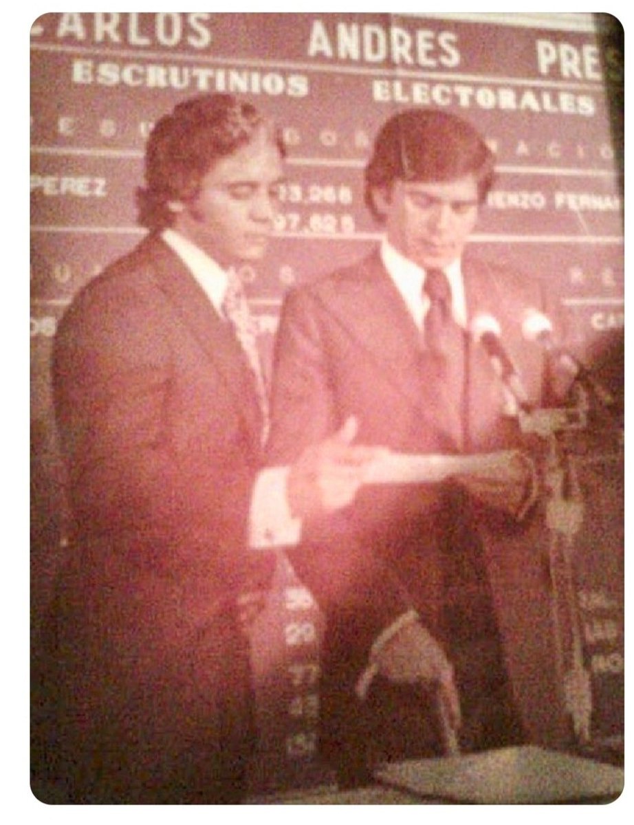 juanborrelli's tweet photo. Amables, disfruten esta fotografía de colección. Noche del 9 de diciembre de 1973, se anuncia el triunfo del Presidente Carlos Andrés Pérez. Sin lugar a equívocos, esto también es Historia. ¿De quiénes se trata? https://t.co/ad0sJCyzPj