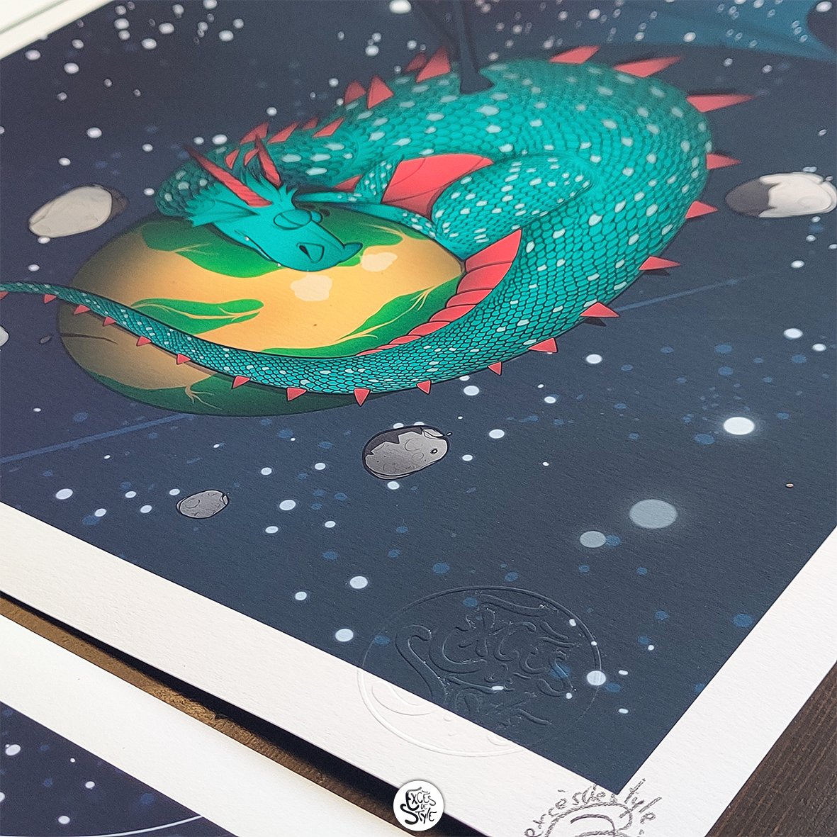 excesdestyle's tweet photo. Mon nouveau joujou... La pince à gaufrer.
Je ne peux m'empêcher d'admirer la petite touche d'élégance qu'elle ajoute à mes illustrations. Et quoi de mieux pour l'inaugurer que de lancer une nouvelle collection  100 exemplaires des "Contes et Légendes des Mondes Célestes". https://t.co/qXJWTrVxGf