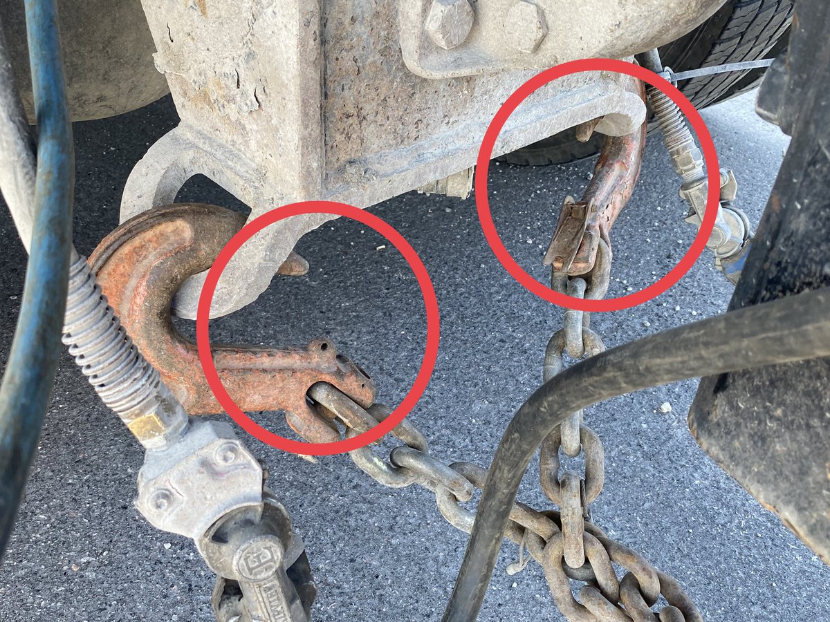 HRPSCMV's tweet image. Load Security? NSC10 outlines how loads are to be secured properly in Ontario. This driver found out the hard way when he was stopped today. 

-no clasps on chains used for 2nd means of attachment 
-2 chains holding excavator on trailer (min 4 req)

#secureyourload #safestart
^DB