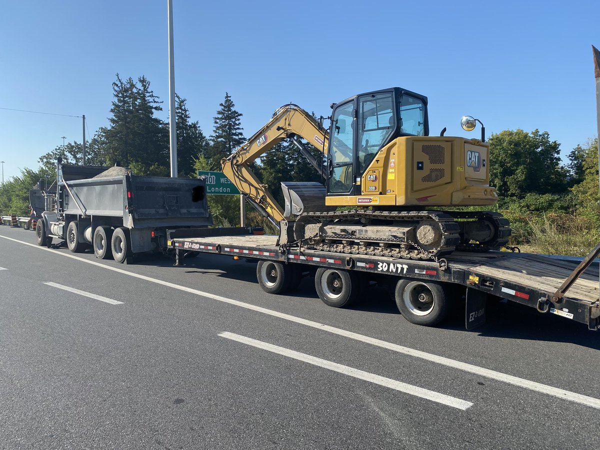 HRPSCMV's tweet image. Load Security? NSC10 outlines how loads are to be secured properly in Ontario. This driver found out the hard way when he was stopped today. 

-no clasps on chains used for 2nd means of attachment 
-2 chains holding excavator on trailer (min 4 req)

#secureyourload #safestart
^DB