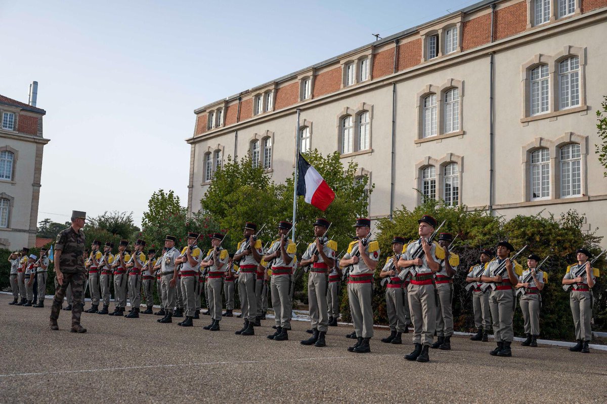 CEMAT_FR's tweet photo. À l’état-major de la 6e Brigade légère blindée, niveau de commandement crucial pour entraîner les régiments et créer de la puissance de combat. « Vite, fort et loin ». https://t.co/mERCg7wNXk