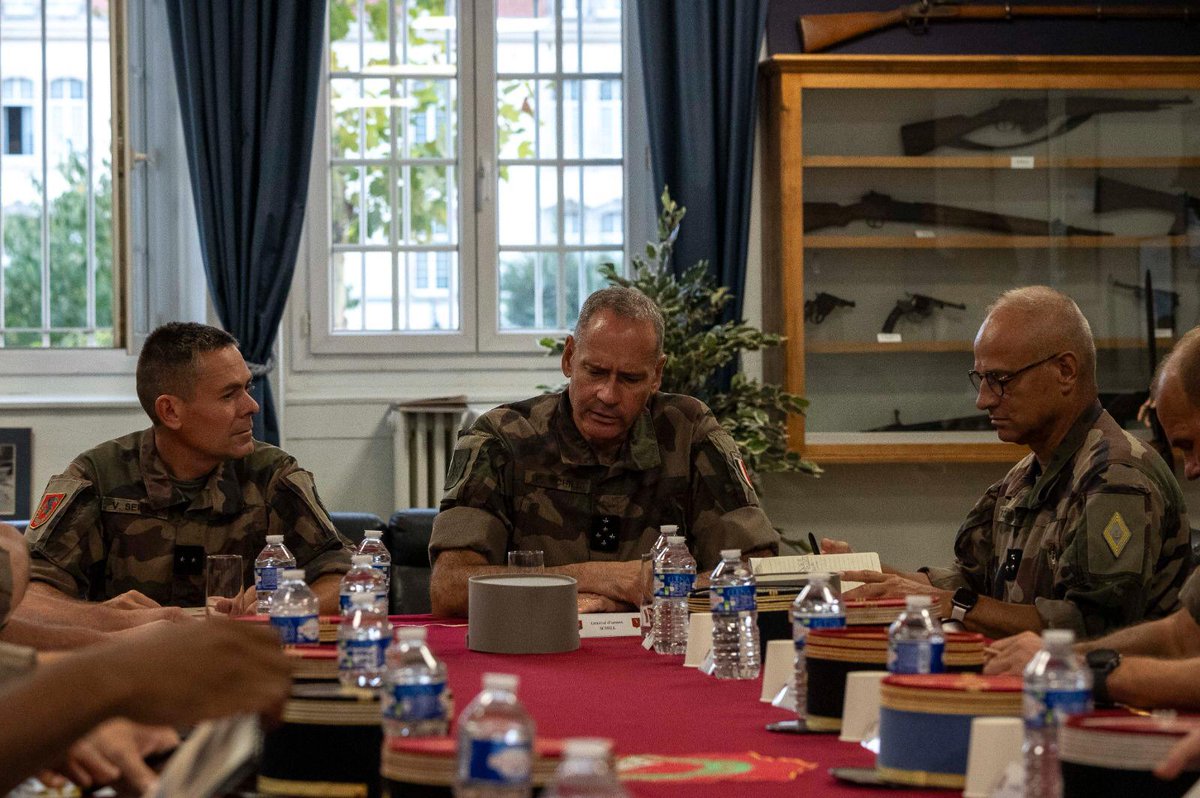 CEMAT_FR's tweet photo. À l’état-major de la 6e Brigade légère blindée, niveau de commandement crucial pour entraîner les régiments et créer de la puissance de combat. « Vite, fort et loin ». https://t.co/mERCg7wNXk