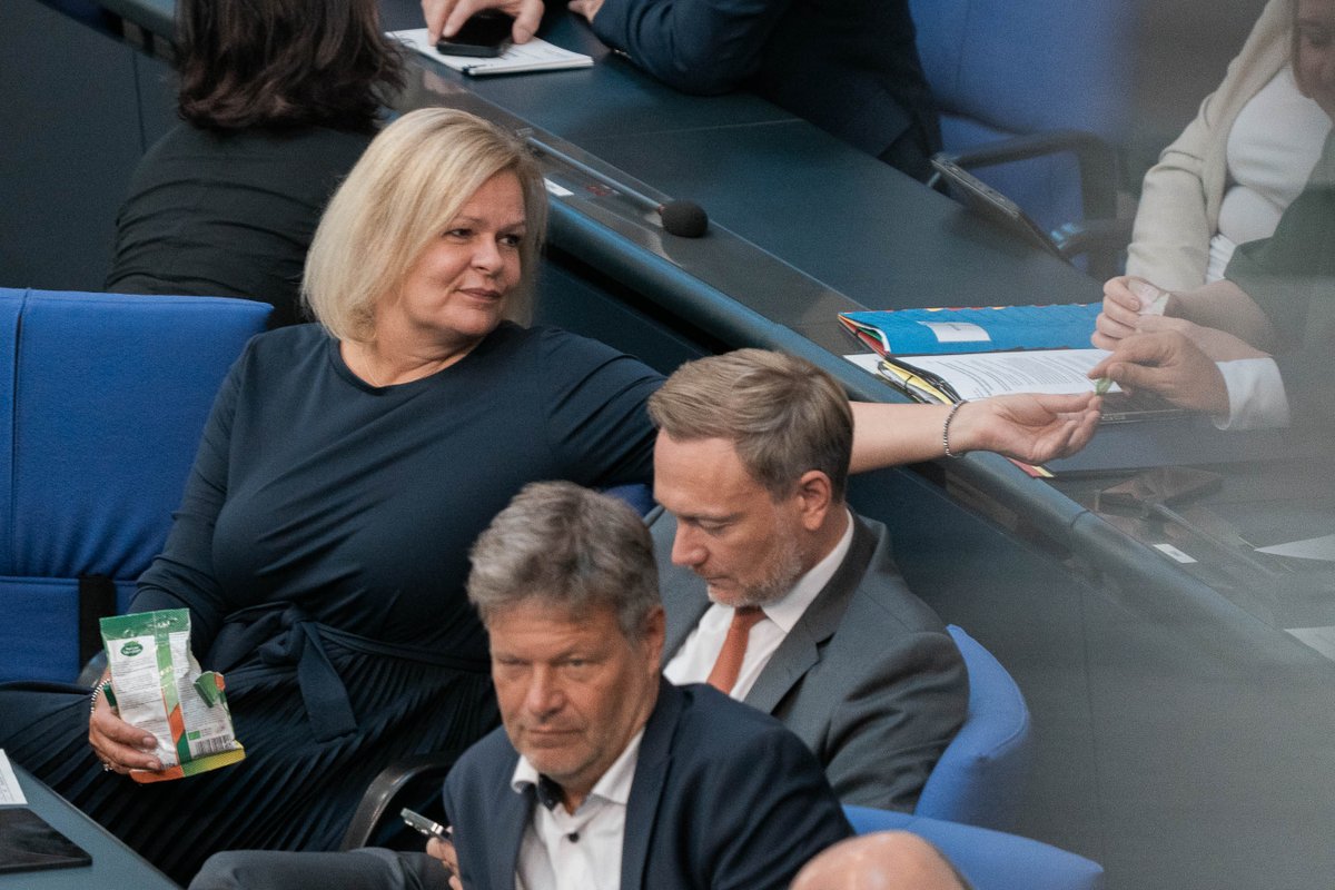 Ein ehrlich gesagt sehr sympathischer Moment heute im Plenum als Nancy Faeser einfach eine Packung Bonbons rausgeholt hat und an die Kollegen auf der Regierungsbank verteilt hat. Komplett unpolitisch. Einfach nett. 😊 #Bundestag