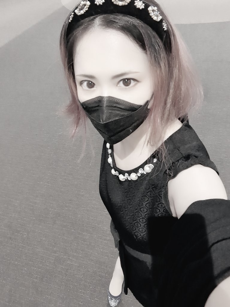 コナン「帰宅からの風呂!!!!!n回目のコナン!⋆͛*͛黒のドレスで潜水してきた𓈒𓂂」|朱莉🎂のイラスト