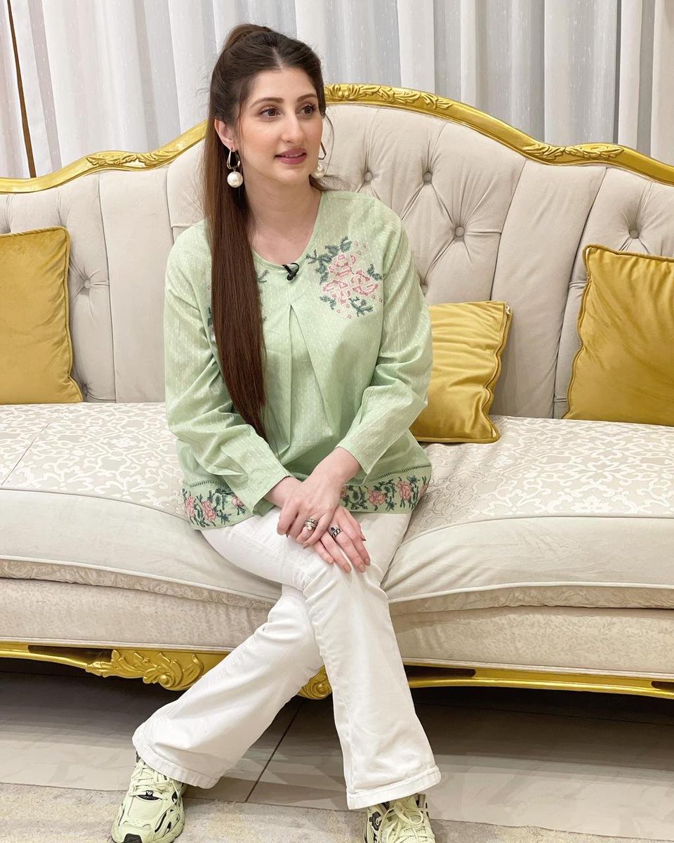 MediaSpringPk's tweet photo. 🍬 Pretty in pistachio! @DrArooba1's choice of a pastel top with white denim for #Kasauti brought a breath of fresh air to the set. 💕🌼 https://t.co/LziwJ8Uvfg