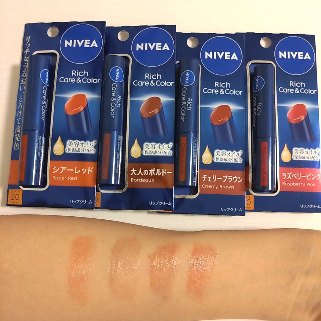 Amy93778138's tweet photo. リッチなうるおいと、透明感のあるツヤ発色が特徴。

ブルベ冬でダークな色が合うんだけど、一番良かったのはチェリーブラウンかな。
ボルドーも期待してたけど、思ってたよりくすみカラーだった。

ラズベリーピンクも可愛い色だった💕

#ニベア #リッチケアカラーリップ #リップ
#ニベア_提供 https://t.co/12EgeA4RRE